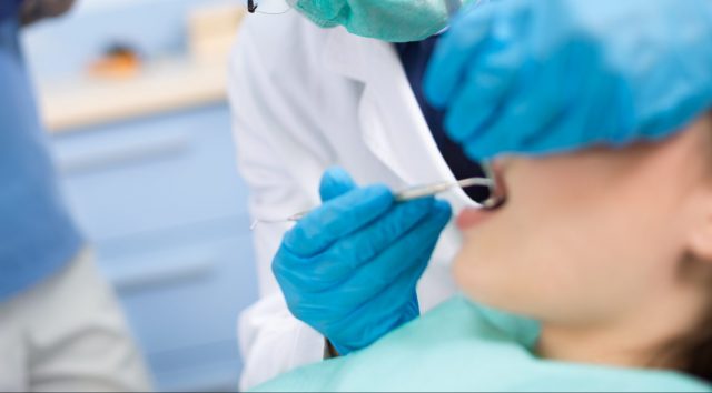 Julkisen ja yksityisen suun terveydenhuollon asiakasmäärät romahtivat – hoitamaton suu on terveysriski