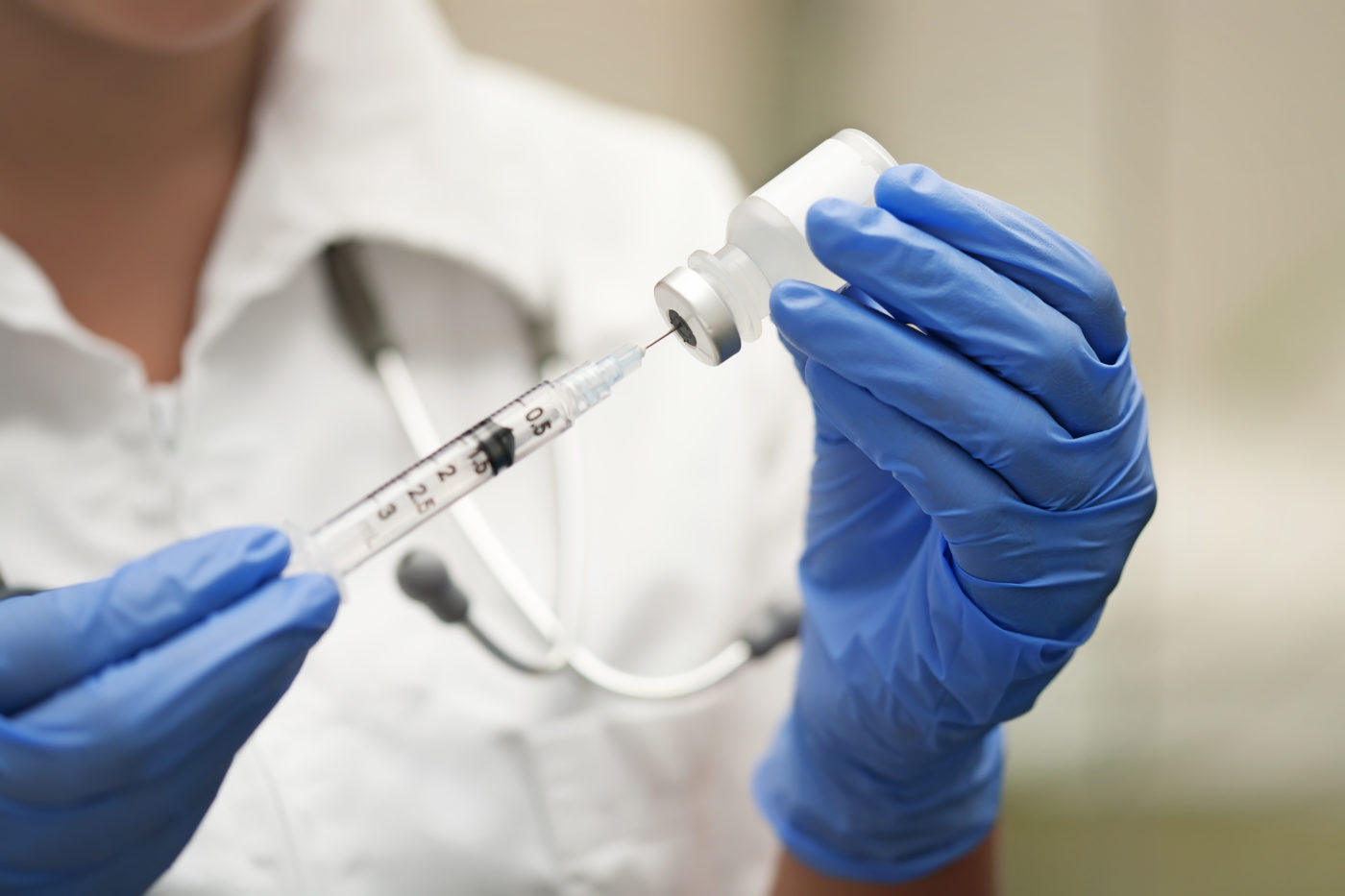 Tartuntatautilaki velvoittaa työnantajia käyttämään rokotettuja työntekijöitä