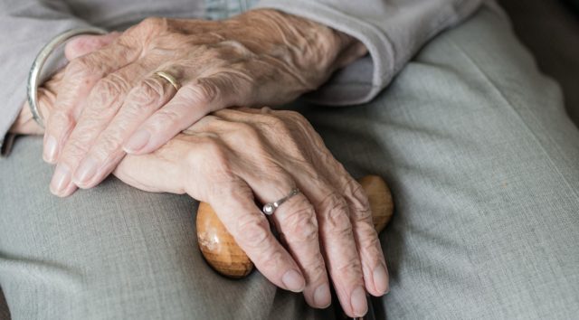Hoitajapula pakottaa siirtämään asiakkaita hoivakodista toiseen tulevana kesänä