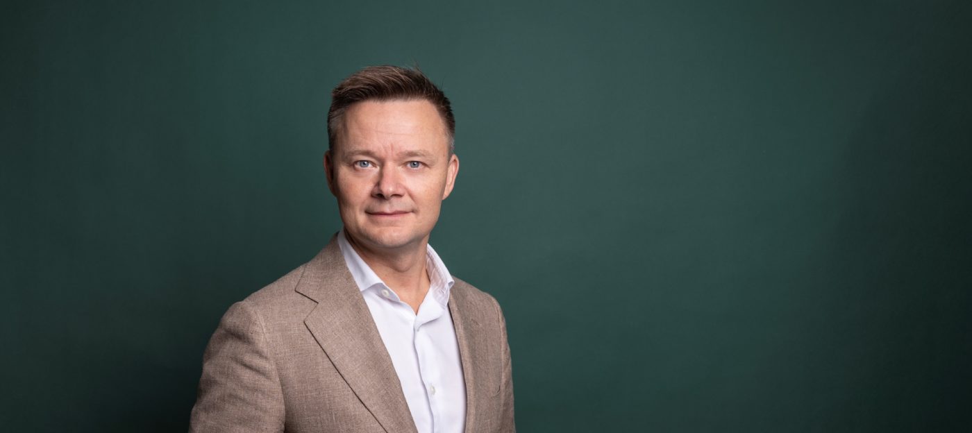 Mehiläisen toimitusjohtaja, HALIn hallituksen puheenjohtajaksi valittu Janne-Olli Järvenpää katsoo kameraan ja hymyilee.
