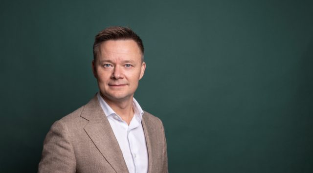 Mehiläisen toimitusjohtaja, HALIn hallituksen puheenjohtajaksi valittu Janne-Olli Järvenpää katsoo kameraan ja hymyilee.