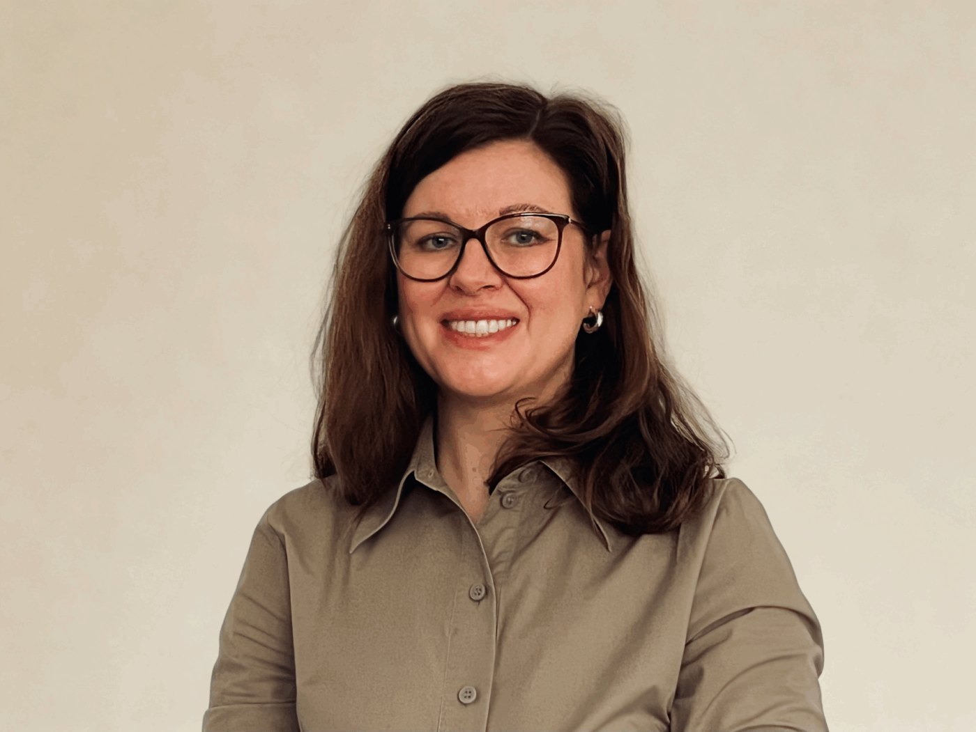 Emma Kajanderin potrettikuva, jossa on neutraali tausta.